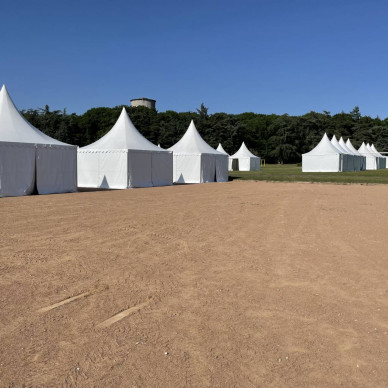 nombreux chapiteaux pour événement solidaire et sportif
