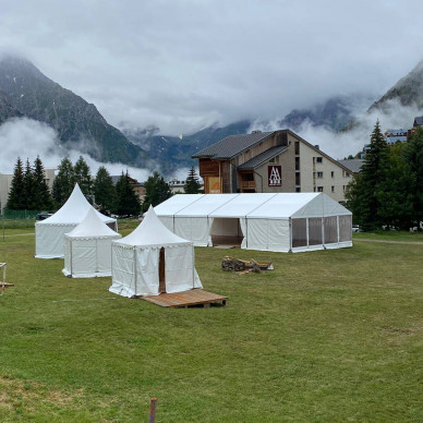 Location de chapiteaux par LDC pour un salon en plein air en montagne