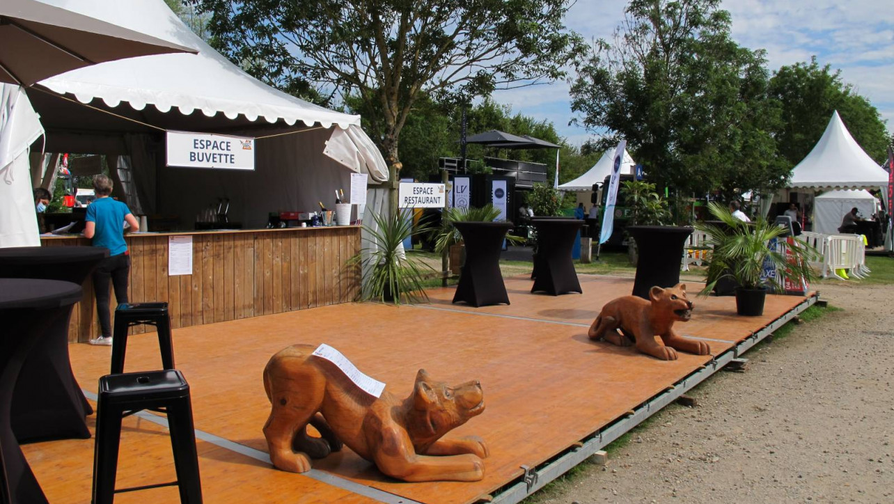 Location de garden cottage et chapiteau traditionnel pour le salon BTP au Parc des Oiseaux entre Lyon, Mâcon et Bourg-en-Bresse par LDC