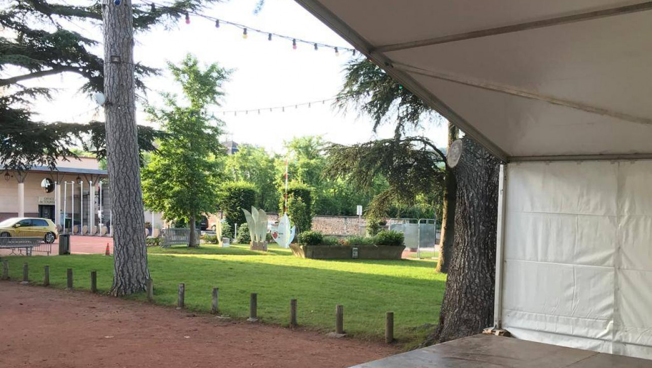 Location de tente multiforme et chapiteaux garden par LDC pour fête dans le Beaujolais