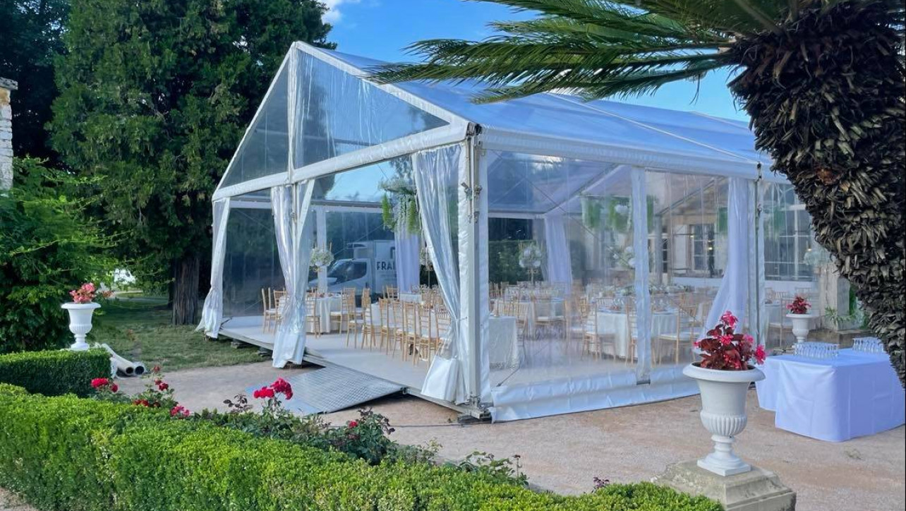 Location de chapiteau LDC pour mariage dans le Beaujolais avec lumière du jour et vue sur les vignes