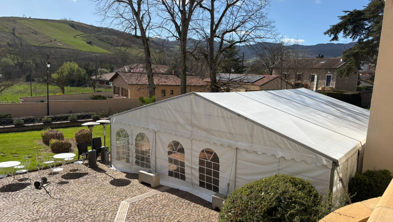 espace réceptif dans un chapiteau multiforme pour une entreprise dans le Beaujolais près de Lyon