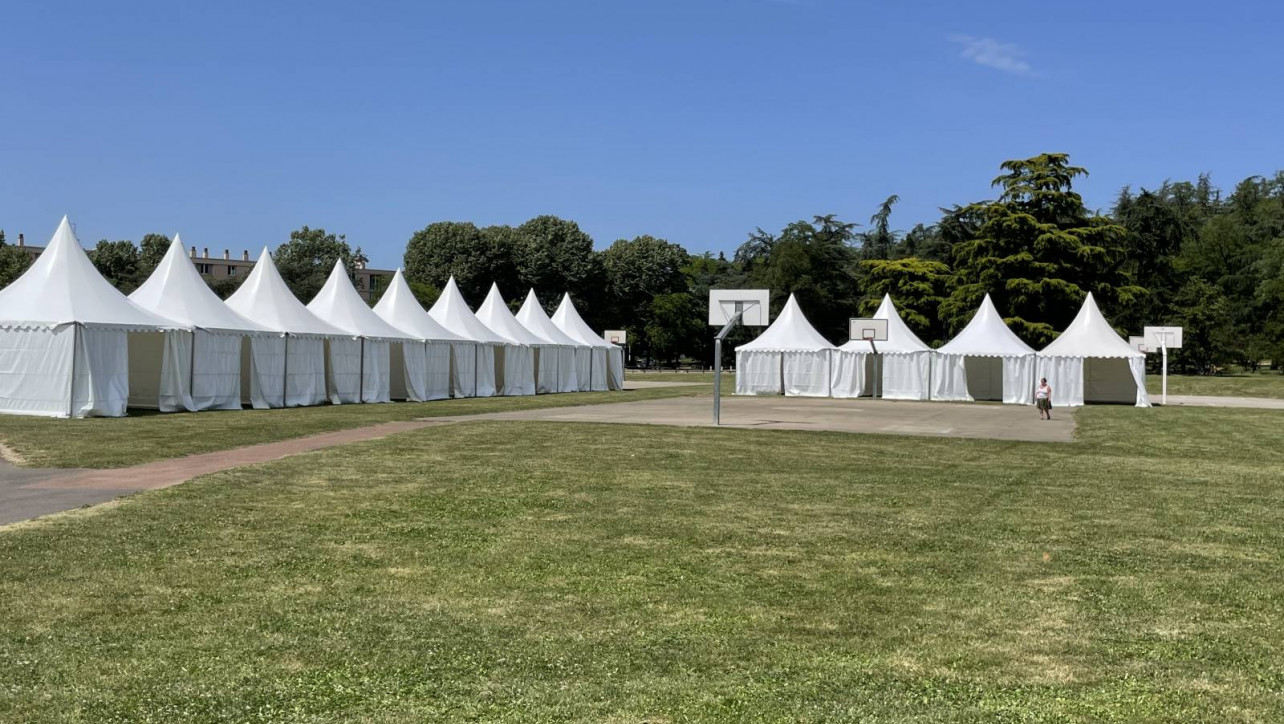 nombreux chapiteaux pour événement solidaire et sportif