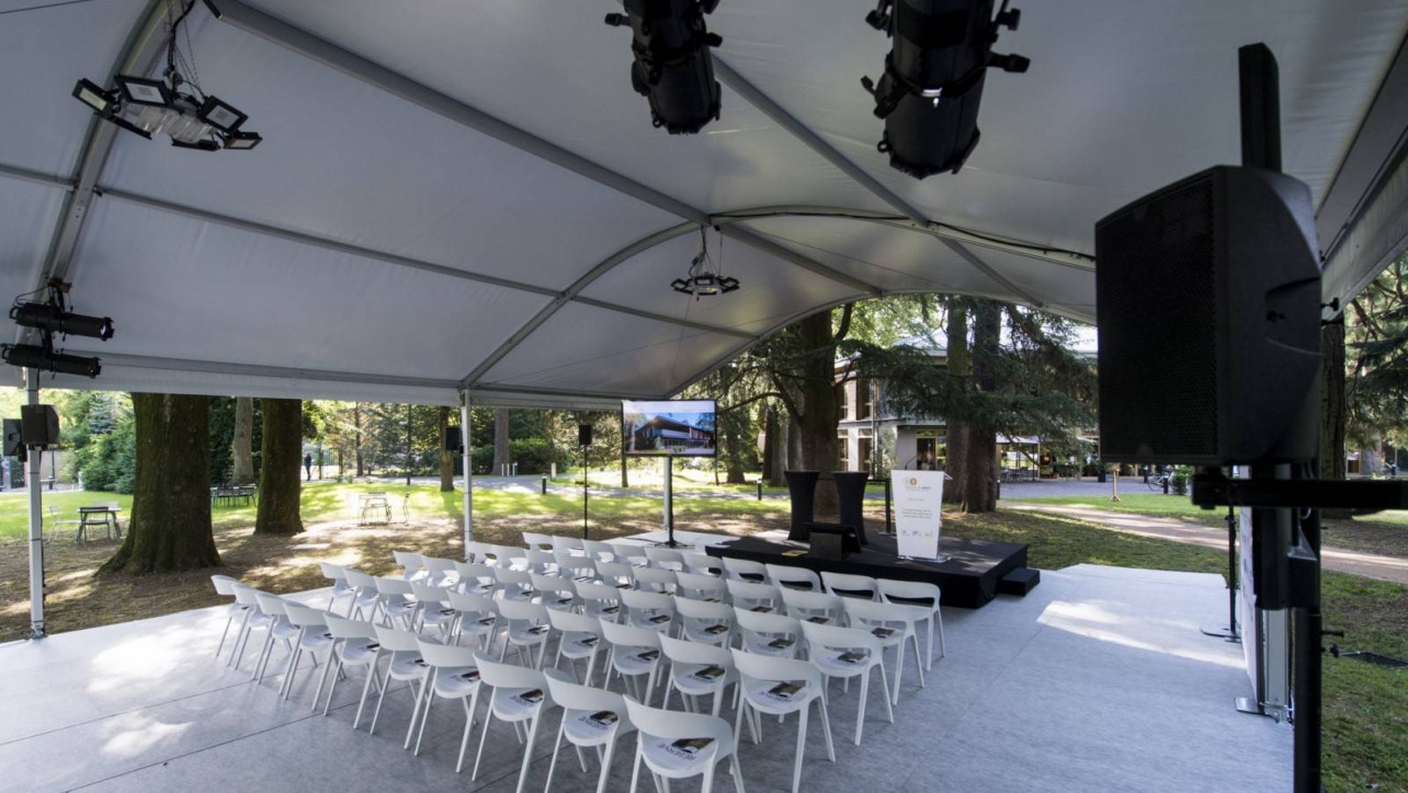 Location de chapiteau avec LDC pour une inauguration immobilière près de Lyon avec une tente arquée
