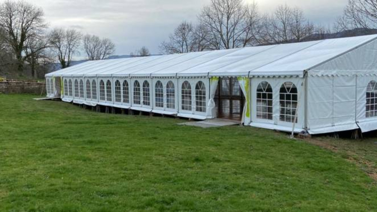 LDC a installé plusieurs chapiteaux près de Mâcon en Bourgogne pour le tournage d'un film de cinéma