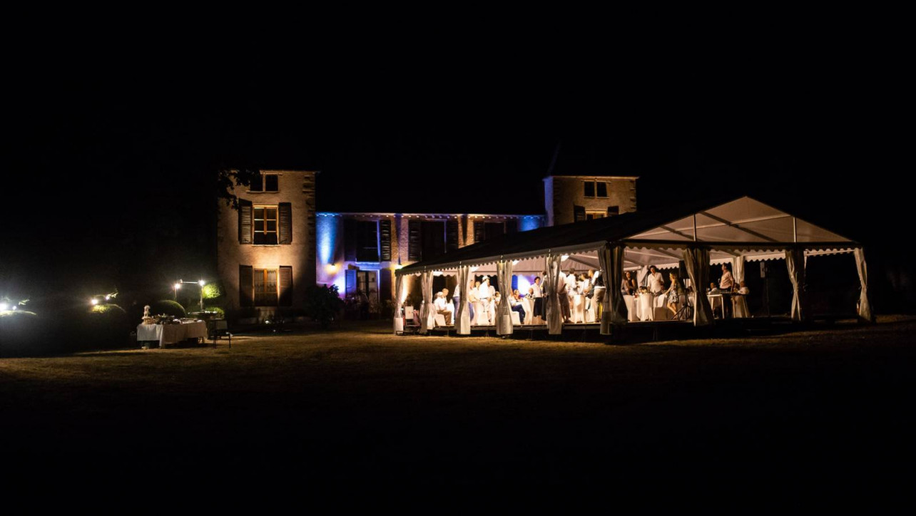 chapiteau pour mariage dans le Beaujolais ou en Bourgogne ou lieu de mariage au choix