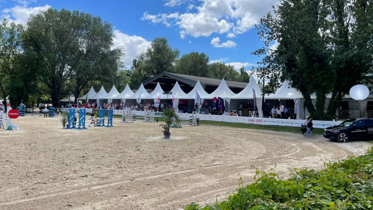 Location de chapiteaux pour un Jumping à Lyon, LDC partenaire des événements sportifs