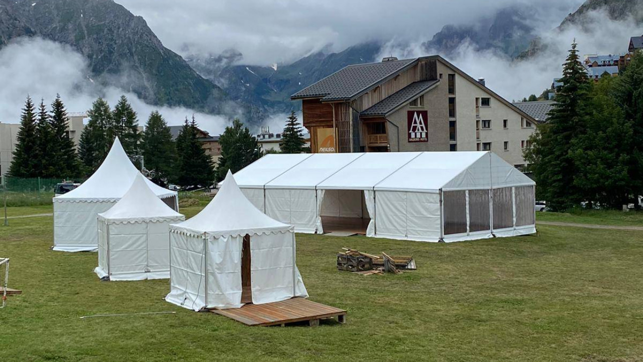 Location de chapiteaux par LDC pour un salon en plein air en montagne