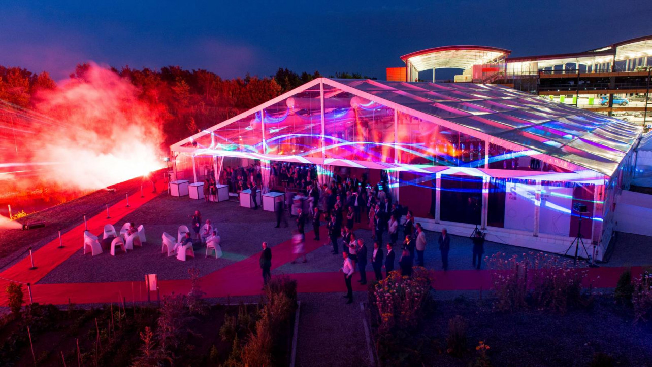 Location de chapiteau LDC traditionnel avec entoilage cristal pour inaugurer une entreprise de Lyon.