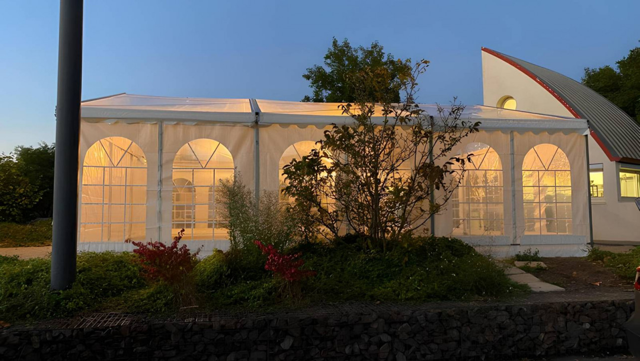 Chapiteau avec fenêtres Windows par LDC location de chapiteaux pour agrandir un restaurant en hiver