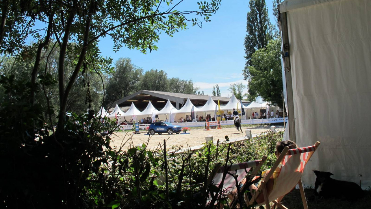 Location de nombreux chapiteaux garden et d'une grande structure traditionnelle par LDC pour un Jumping à Lyon