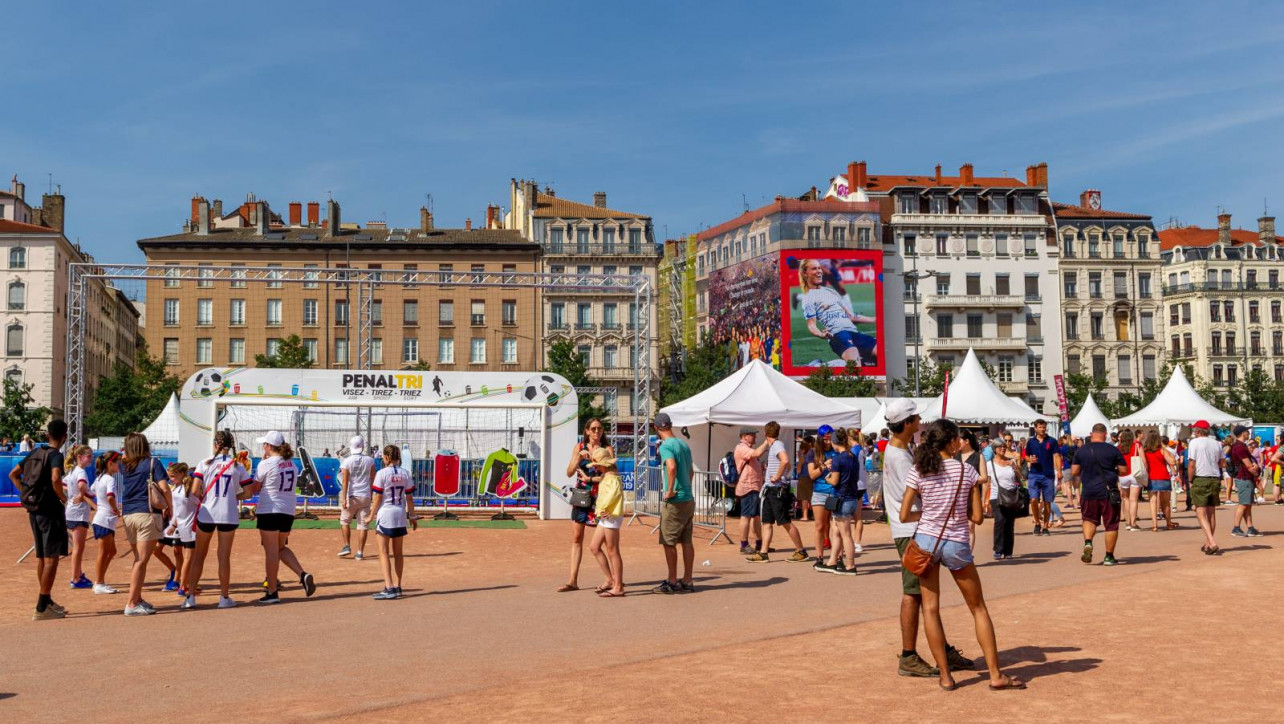 Fan zone de la coupe du monde féminine de foot à Lyon avec des chapiteaux LDC