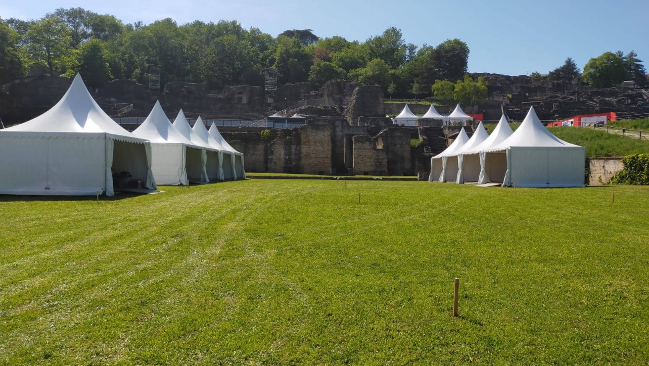 Tentes garden de LDC location de chapiteaux pour le village exposants de la Biennale de la danse à Lyon