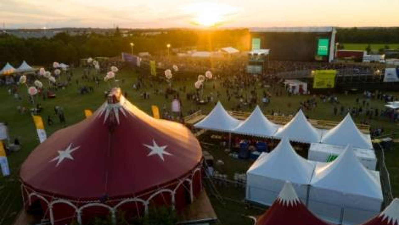 LDC location de chapiteaux pour événements culturels comme le Festival Printemps de Pérouges aux portes de Lyon