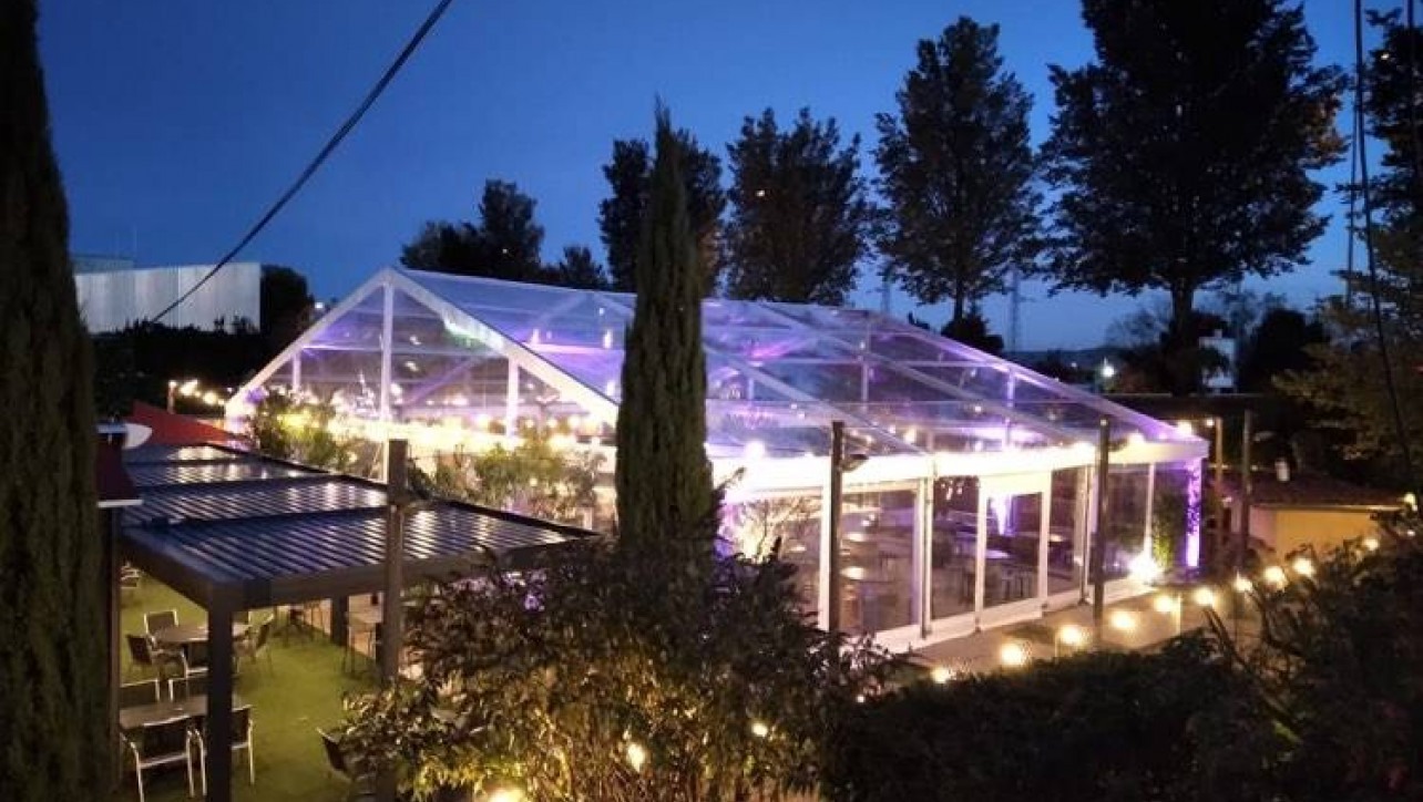 Agrandissement de restaurant avec chapiteaux loués par LDC