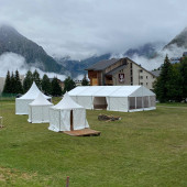 Location de chapiteaux par LDC pour un salon en plein air en montagne