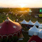 LDC location de chapiteaux pour événements culturels comme le Festival Printemps de Pérouges aux portes de Lyon