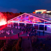 Location de chapiteau LDC traditionnel avec entoilage cristal pour inaugurer une entreprise de Lyon.