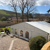 espace réceptif dans un chapiteau multiforme pour une entreprise dans le Beaujolais près de Lyon