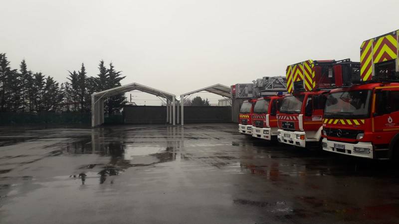 Structure 10x10 pour stockage de camions de pompiers