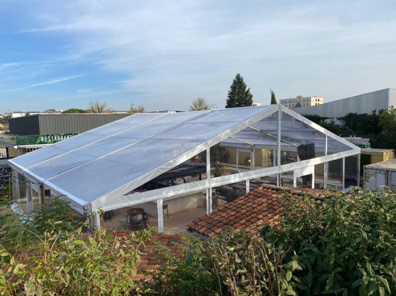 Habillage de terrasse avec une tente