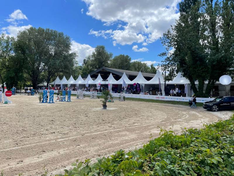 Chapiteaux pour couvrir les tribunes d'un concour équestre