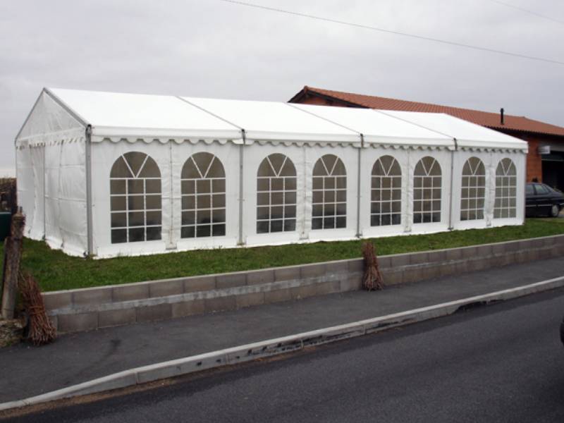 Location mur fenêtre pour apporter originalité et esthétisme à votre chapiteau à Lyon LDC