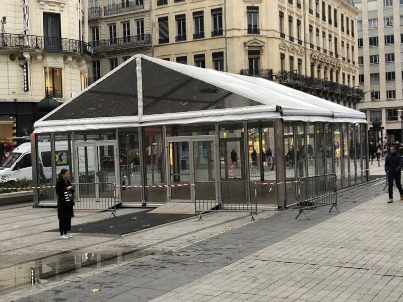 Porte vitrée location de chapiteaux de réception à Lyon LDC