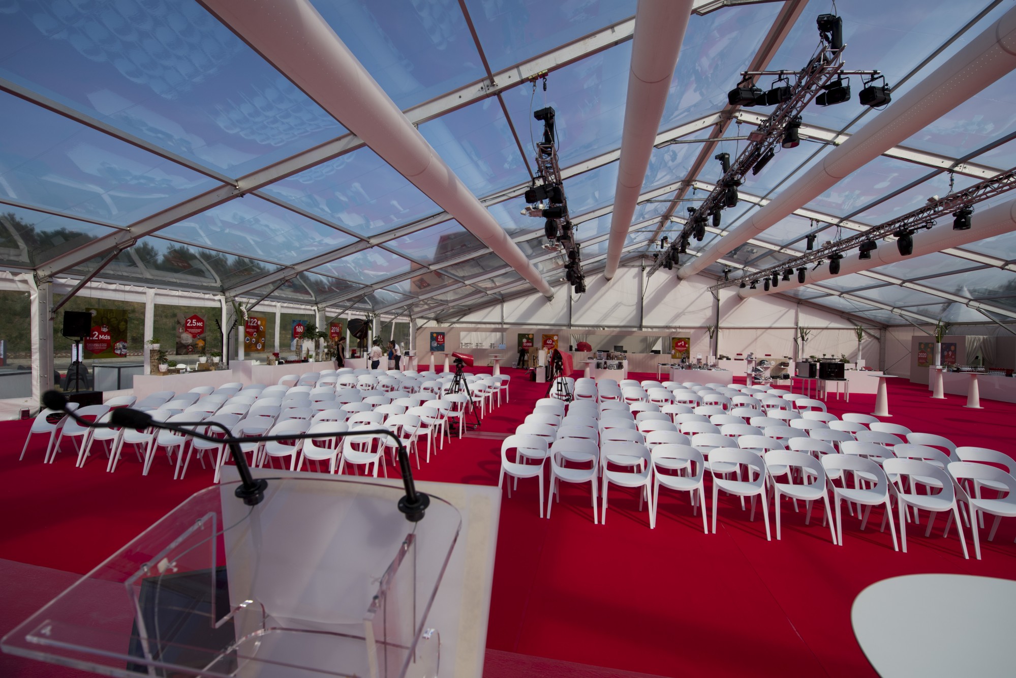 Structure 30m x 35m full cristal aménagé en mobilier, scène pour inauguration à Saint-Etienne